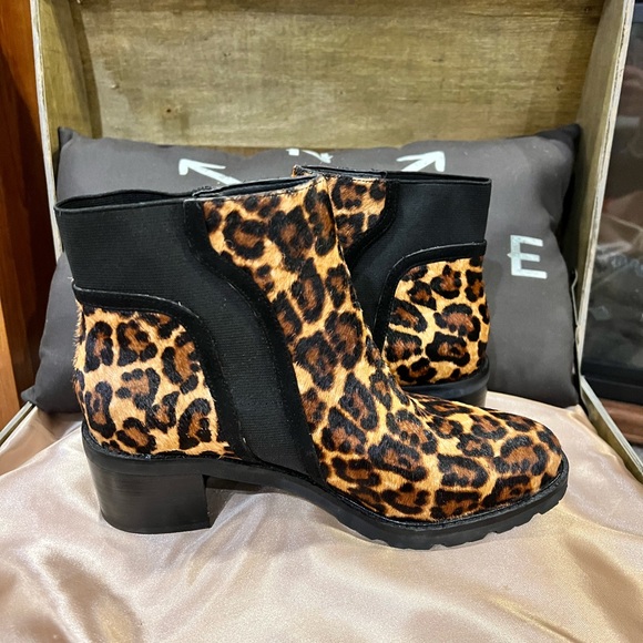 NWOT Crown Vintage cow hair booties - Picture 5 of 7